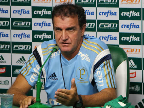 Cuca explica escalação inusitada e diz que Palmeiras teve só um zagueiro