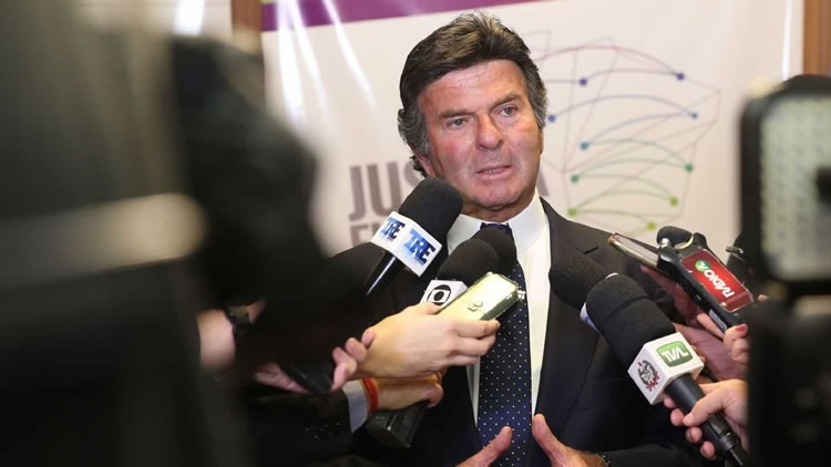 Resultado de imagem para Fux manda suspender investigação contra Queiroz a pedido de Flávio Bolsonaro