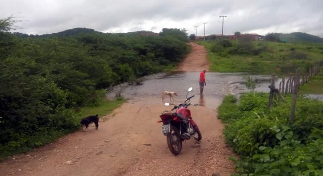 Após sangria de açudes, passagens molhadas ficam submersas no interior do Ceará