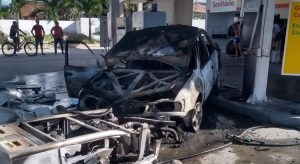 Motorista bate em bomba de combustível e causa incêndio em posto