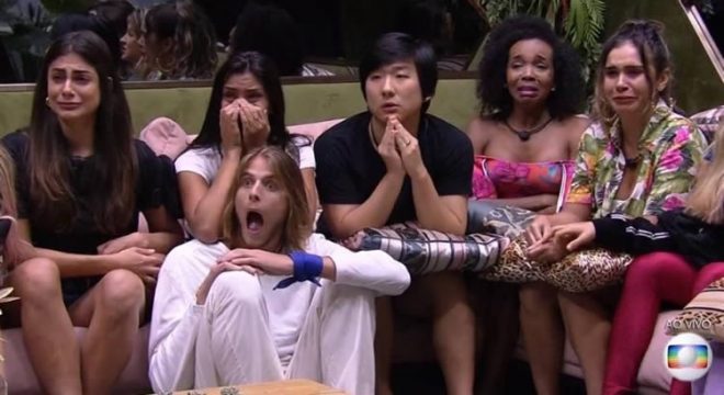 BBB 20: Participantes recebem notícia sobre coronavírus e choram abalados