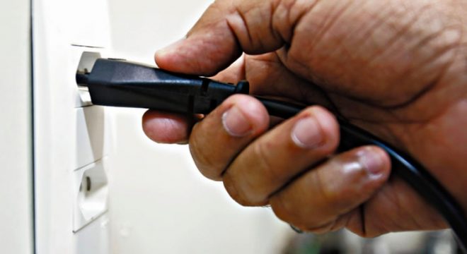 Justiça determina que a Enel não pode cortar energia elétrica durante quarentena do coronavírus