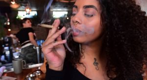 Especialistas dos EUA orientam a não compartilhar cigarros de maconha