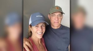 Tom Hanks e Rita Wilson sentem-se melhor duas semanas após diagnóstico de coronavírus