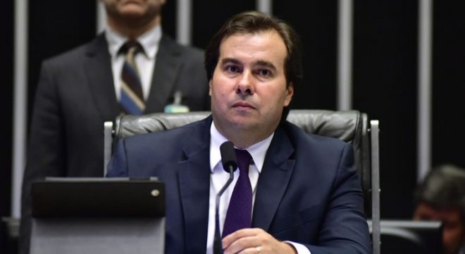 Maia defende corte de até 20% no salários de servidores durante crise do coronavírus