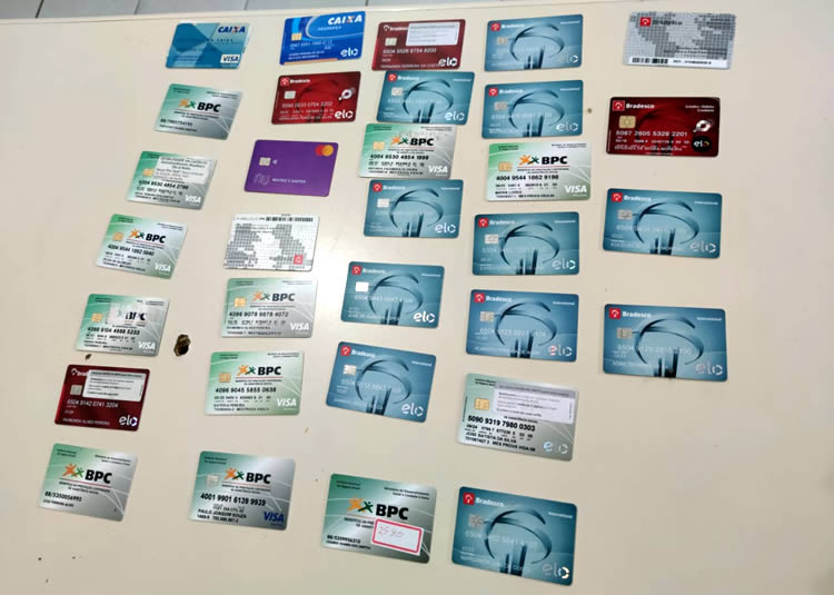 Polícia Civil prende irmãos com carros, cartões bancários, armas e munições em Acopiara