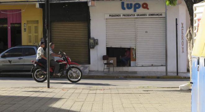 Lojas mantêm portas abertas no interior do Centroq que maneira irregular