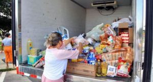 Drive-thru solidário arrecada mais de 1 tonelada de alimentos em Juazeiro do Norte