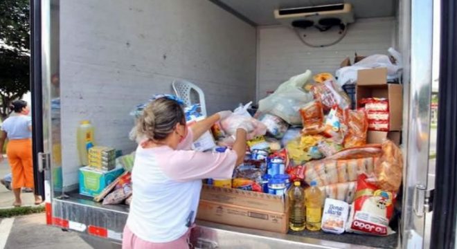 Drive-thru solidário arrecada mais de 1 tonelada de alimentos em Juazeiro do Norte