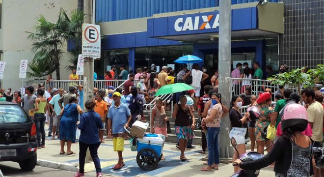 Fila para atendimento na Caixa Econômica dá volta no quarteirão, em Juazeiro