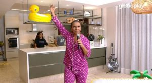 De pijama, Ivete faz live com família, arrecada R$ 400 mil e é bloqueada no YouTube