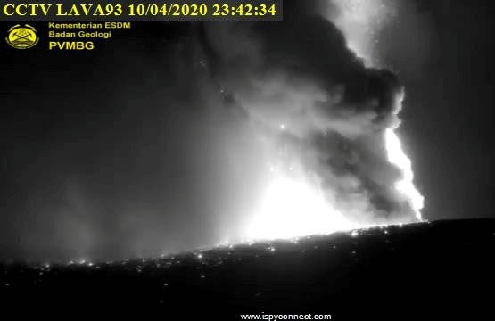 Vulcão Krakatoa entra em erupção na Indonésia