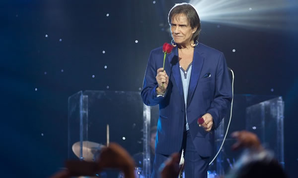 Roberto Carlos anuncia que fará live no Dia das Mães