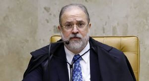 Bolsonaro pode decidir sobre isolamento, afirma PGR