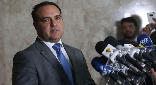 Com saída de Moro, ministro amigo de Bolsonaro é o mais cotado para assumir Justiça