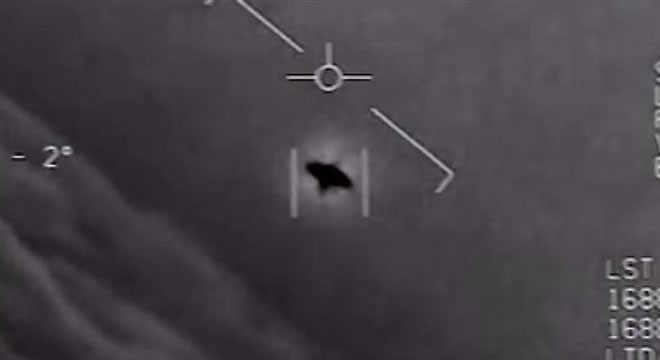Pentágono divulga vídeos de OVNIs filmados por pilotos da Marinha dos EUA