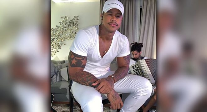 Léo Santana arrecada mais de 40 toneladas de alimentos através de 'live solidária'