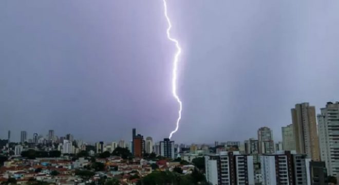 Mais de 162 mil raios atingiram o Ceará até este mês