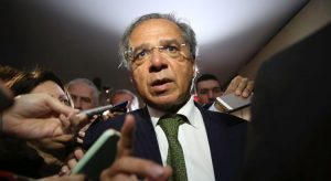 Governo não vai usar dinheiro que falta na saúde para salvar grandes empresas, diz Guedes