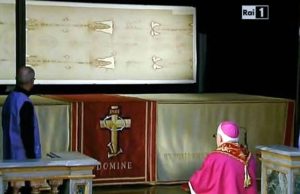 Santo Sudário é exposto ao vivo na TV e redes sociais do Vaticano