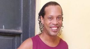 Ronaldinho Gaúcho usa esporte como passatempo e cria amigos na prisão