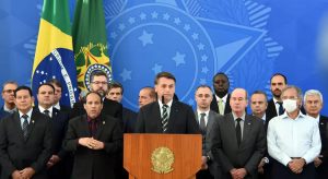 Em pronunciamento, Bolsonaro acusa Moro de negociar vaga no STF e diz que 'autonomia não é soberania'