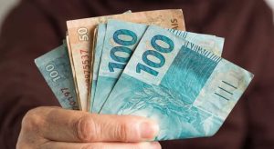 Governo prevê salário mínimo de R$ 1.079 em 2021