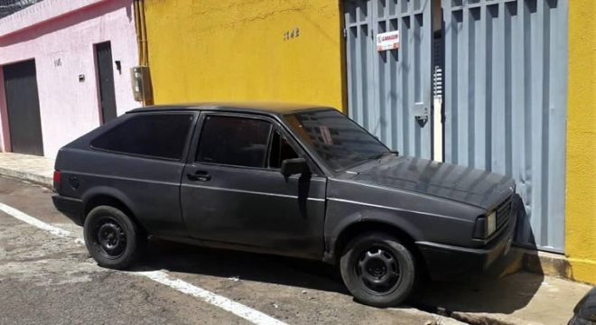 Carro desgovernado em Juazeiro bate numa casa e amassa o portão do imóvel