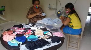 Fabricação de máscaras é opção de renda a mulheres de 19 comunidades rurais no CE