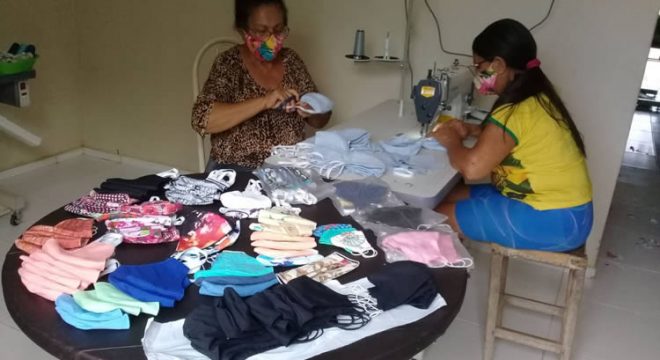 Fabricação de máscaras é opção de renda a mulheres de 19 comunidades rurais no CE