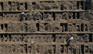 Mortos pelo novo coronavírus no mundo superam os 300 mil