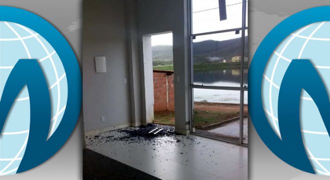 Tiros destruíram porta da Prefeitura de Granjeiro nesta madrugada