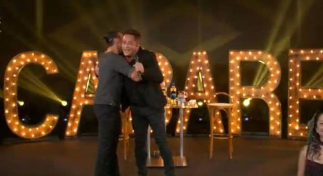 Leonardo e Eduardo Costa se beijam em live e contrariam regras de distanciamento