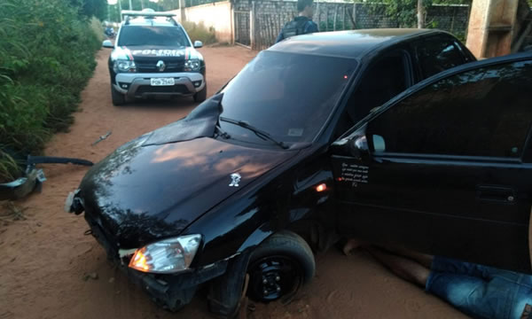 Durante perseguição policial em Juazeiro motorista bate o carro num muro