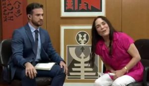 Regina Duarte dá chilique ao vivo na TV ao ouvir críticas à sua gestão