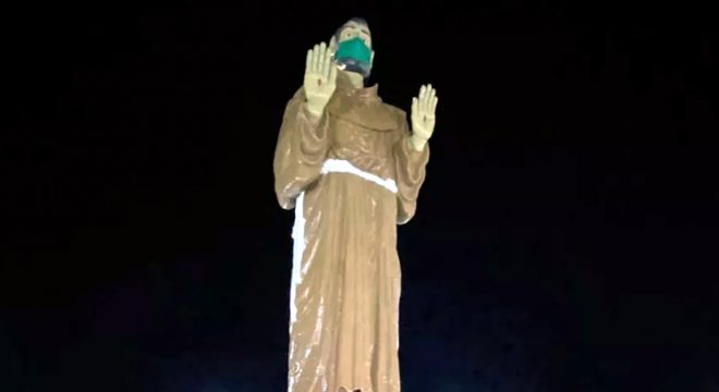 Estátua de São Francisco, no Ceará, recebe máscara para conscientizar sobre os cuidados contra o coronavírus