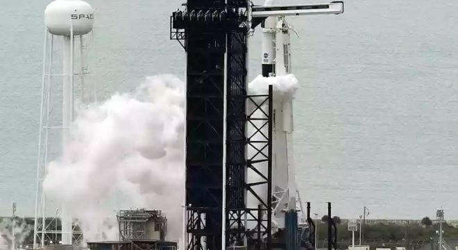 Lançamento de voo tripulado da Nasa-SpaceX é adiado devido ao mau tempo