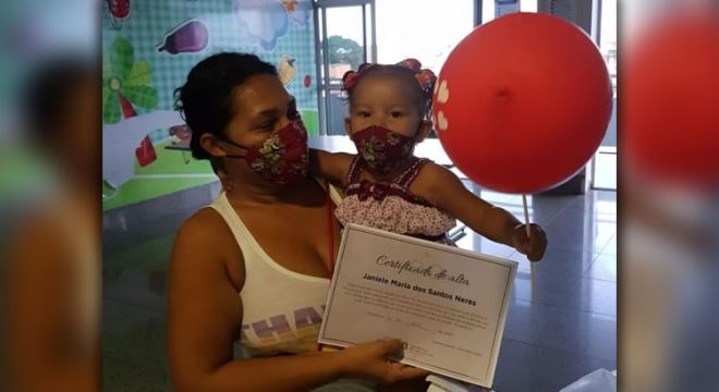 Curada da Covid -19, bebê de 1 ano e 7 meses recebe alta após 25 dias internada