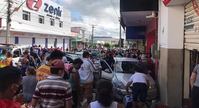 Idoso perde controle do carro e atropela dois guardas municipais e outras três pessoas em Crateús