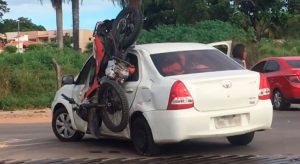 Motocicleta fica presa à porta de veículo após acidente em Juazeiro do Norte