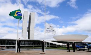 Congresso decreta luto em dia que Brasil chega a 10 mil mortes por Covid-19
