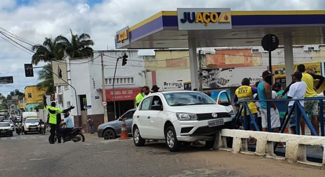 Carro quase cai no canal em Crato e mulher morre após acidente em Barbalha