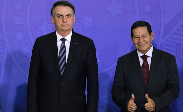 TSE arquiva ação que pedia cassação da chapa Bolsonaro-Mourão por outdoors irregulares