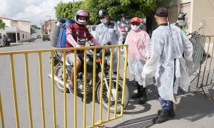 Ruas do Centro e o trânsito pelas entradas começam a ser bloqueados na cidade