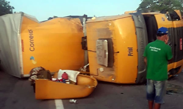 Carreta dos Correios se choca com caminhão na BR-116 e tem carga saqueada; um motorista morreu