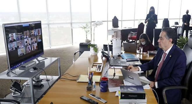 Cientistas e médicos recomendam ao Congresso que eleições sejam adiadas