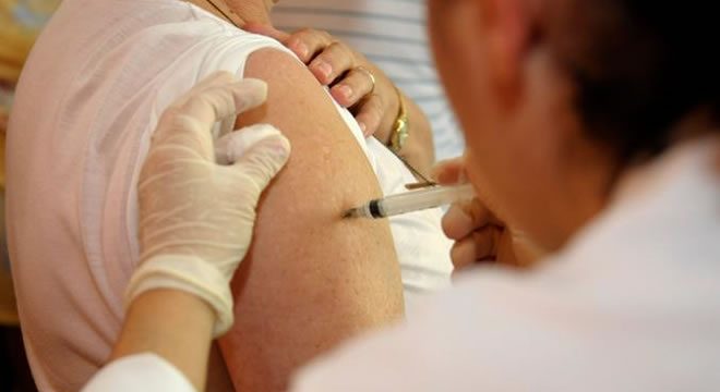 Vacina contra coronavírus desenvolvida no Reino Unido vai ser testada em brasileiros