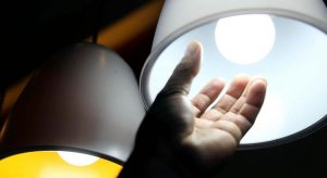 Aneel estende o prazo de suspensão do corte de energia até o fim do ano para famílias de baixa renda