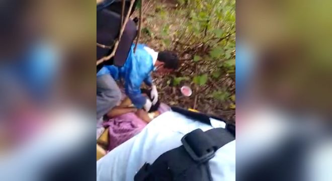 Mulher é encontrada amarrada a árvore com lesões graves