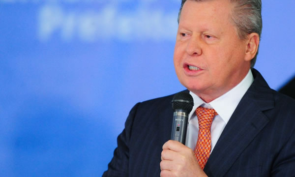 Prefeito de Manaus é internado após testar positivo para covid-19